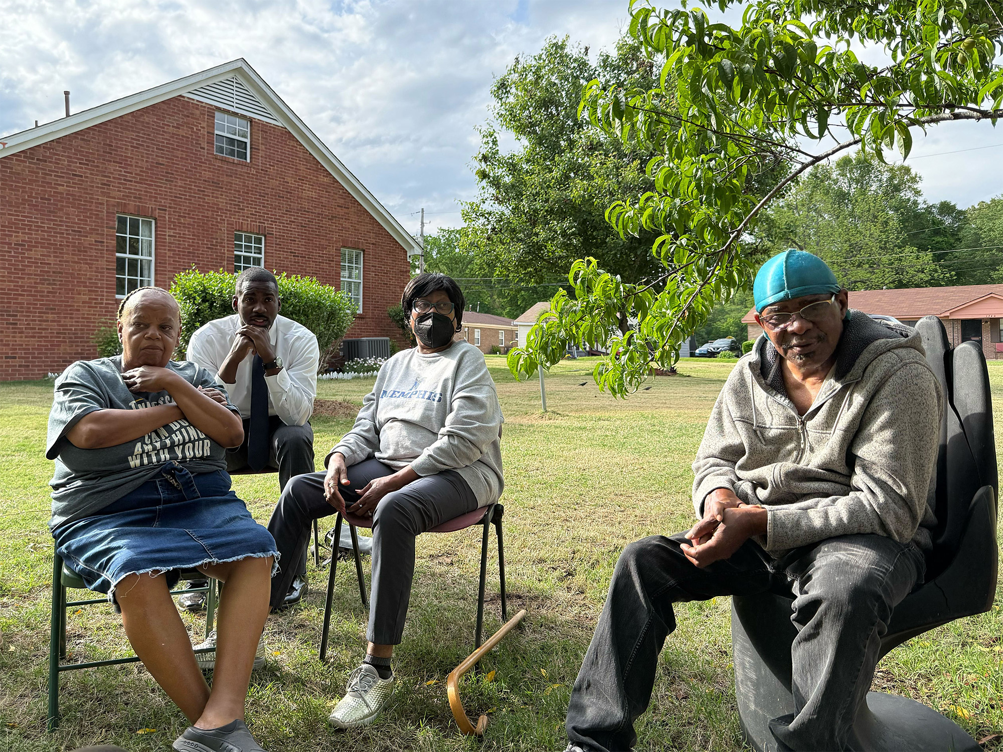 Easter May Knox (center) sits with her Boxtown neighbors discussing the pollution that wafts over their neighborhood from a nearby industrial park. Easter May Knox (center) sits with her Boxtown neighbors discussing the pollution that wafts over their neighborhood from a nearby industrial park.